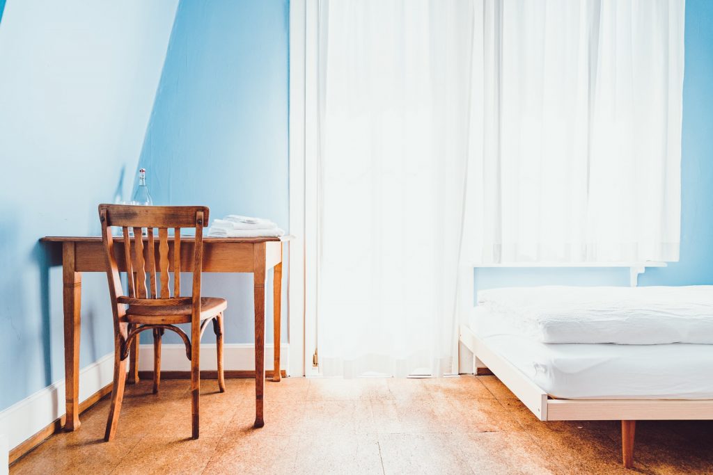 Pastel colours make your beddrom brighter and larger